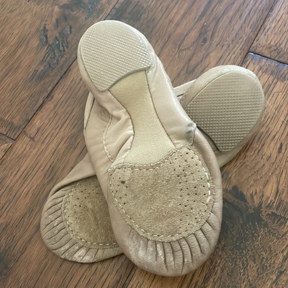 Bloch Pulse Jazz Shoe
S0470 - Picture 3 of 7